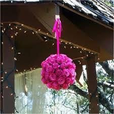 Grosse boule de fleurs suspendu fuschia